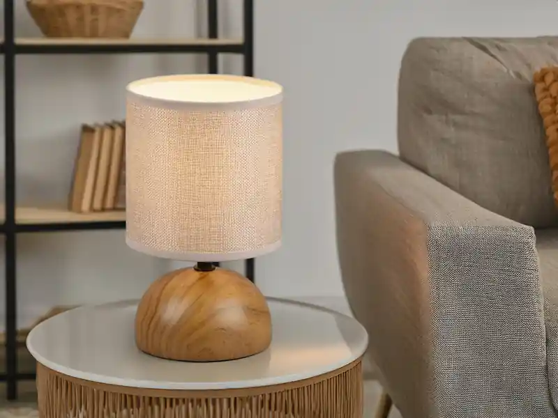 Schnäppchen RL LIVE YOUR LIGHT Kleine Tischleuchte LUCI mit Keramikfuß Holzoptik & Stoffschirm, Höhe 23cm